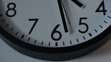 Kısmen modern bir duvar saatinin zaman aşımı