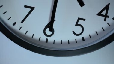 Modern bir duvar saatinde zaman aşımı