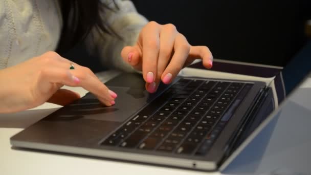 Μια επιχείρηση γυναικών χέρια εργασίας και δακτυλογράφησης στο πληκτρολόγιο laptop — Αρχείο Βίντεο