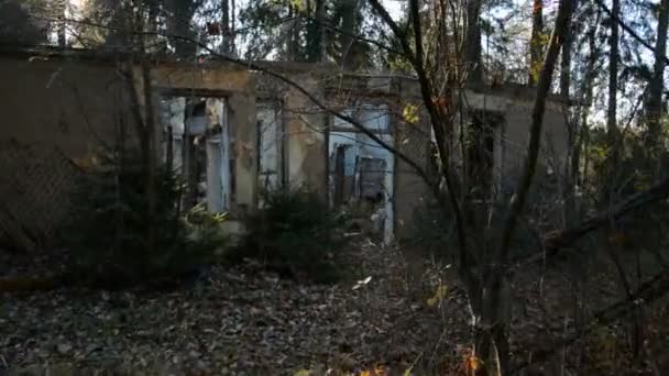 Sétáló elhagyatott és romos kis épület — Stock videók