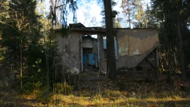 Sétáló elhagyatott és romos kis épület — Stock videók