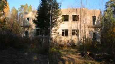 Terk edilmiş tuğla bina