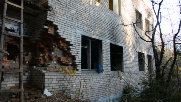 Заброшенное кирпичное здание — стоковое видео