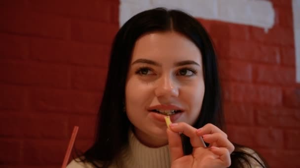 Porträt eines jungen Mädchens beim Mittagessen in einem Fast Food — Stockvideo