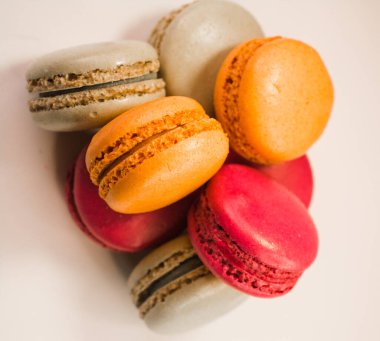 Beyaz arkaplanda renkli badem kurabiyeleri