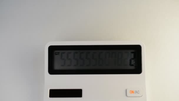 计算器显示在白色背景上 — 图库视频影像