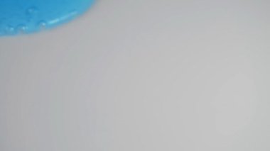 Saydam Kozmetik Mavi Sıvı Akımı Düz Beyaz Yüzey Arkaplanında