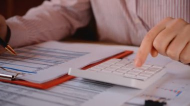 Finansal beyanlarla çalışan iş adamı
