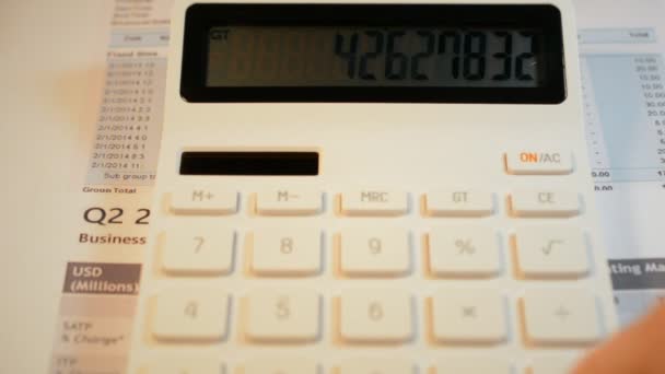 Бухгалтер с помощью калькулятора — стоковое видео