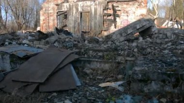 Depremden sonra yürüyen yıkılmış bir binanın kalıntıları.