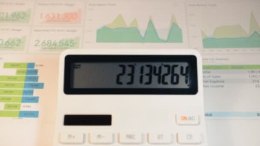 Finansal tabloların arkaplanındaki hesap makinesi numaraları