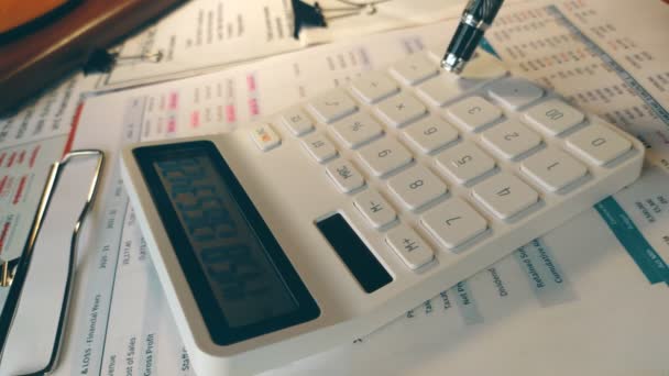 Concepto de negocio cerrar calculadora blanca contador cuenta los indicadores financieros de una gran empresa informe anual — Vídeo de stock