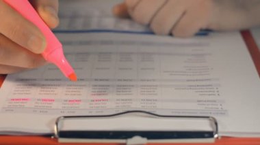 Yönetici, İş Finans Raporu Hesap Çizelgesini Pembe İşaretli Verdi