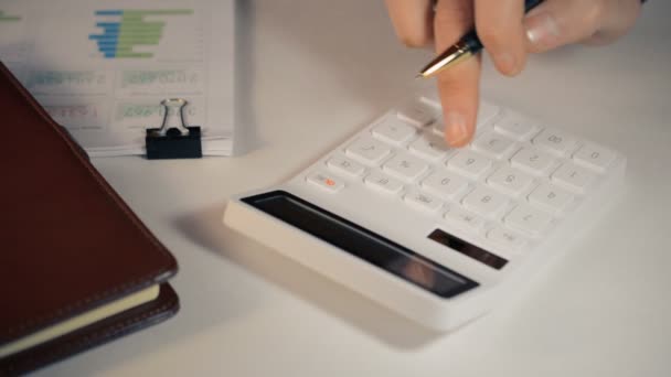 Внимательный калькулятор и стол бухгалтеров — стоковое видео