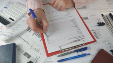 Ofisteki bir profesyonelden iş istatistikleri kontrolü