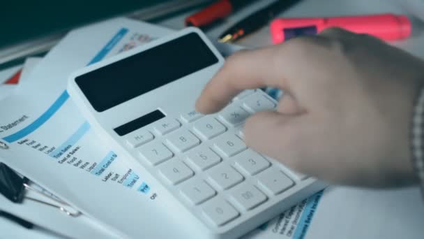 Persoon tellen met Calculator — Stockvideo