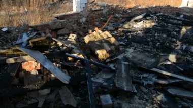 Yangından sonra ahşap bir binanın kalıntıları.