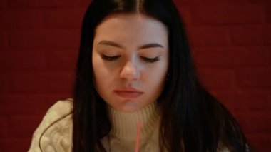 Kafede esmer kız portresi