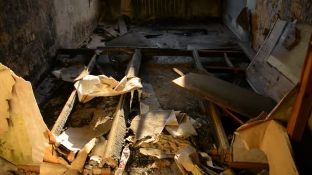 Інтер'єр маленької кімнати після пожежі — стокове відео