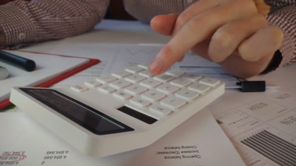 Horizontal 4k stock footage of businessman using a calculator — стоковое видео