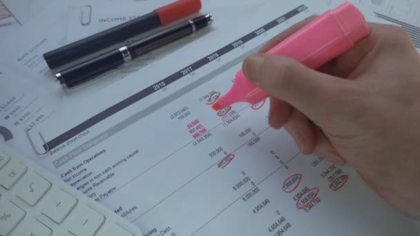 Close-up of auditor hands making notes on the financial report — 图库视频影像