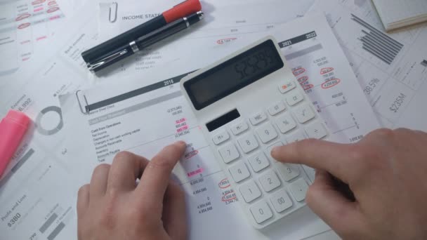 Male hand doing some calculations — Video Stock