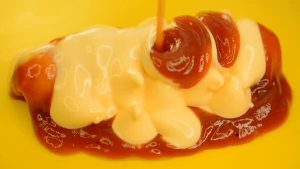 Ongezond voedselconcept worst met ketchup en mayonaise — Stockvideo