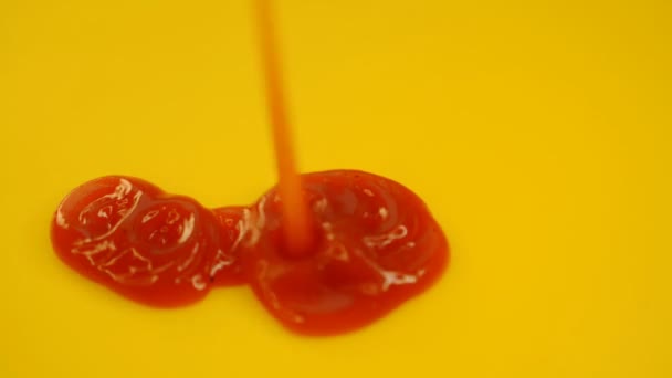 Ketchup está vertiendo sobre fondo amarillo — Vídeos de Stock