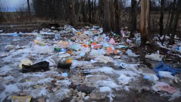 Lixo com neve na primavera — Vídeo de Stock