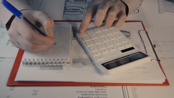 Hand der Geschäftsleute sind schriftliche Rechnung berechnet Rechnungslegung — Stockvideo