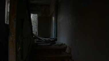 Terk edilmiş bir binada Binanın girişinde