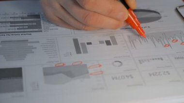 İşadamı Borsa Raporunu Analiz Ediyor Bir İşaretli Şamdan Çizelgesi