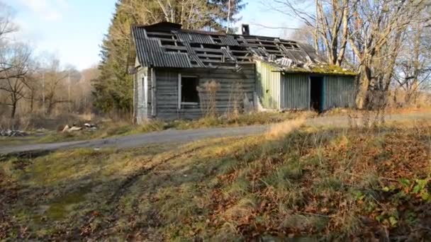 Las ruinas de una antigua casa rusa de madera — Vídeo de stock