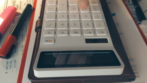 Persoon tellen met Calculator — Stockvideo