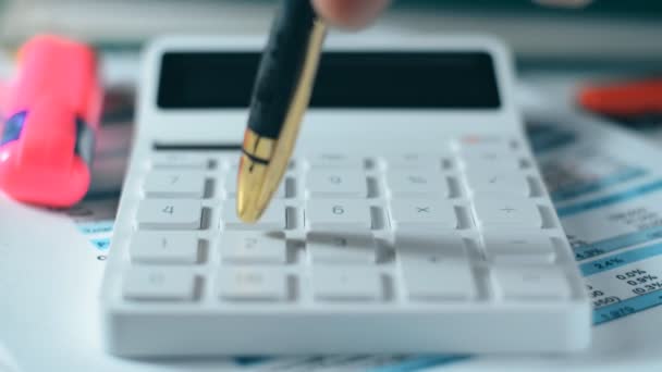 Persoon pen drukt op rekenmachine toetsen — Stockvideo