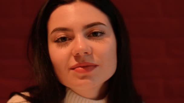 Brunette girl portrait in cafe — Vídeo de Stock