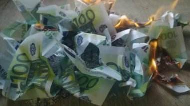 Euro ahşap bir masada yanıyor.