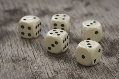 Tahta bir masada, yakın mesafede, küp oyunu oynuyorlar.