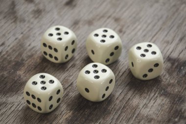 Tahta masadaki zarlar, şans ve eğitim oyunları konsepti veya kumarhanede kumar