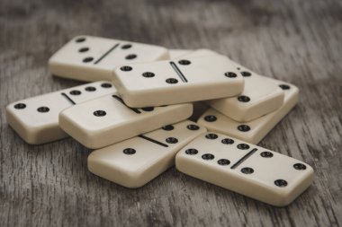 Zarlar ve dominolar ahşap masa, kumarhane şansı ya da büyük kazanç konsepti