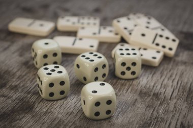 Zarlar ve dominolar ahşap masa, kumarhane şansı ya da büyük kazanç konsepti