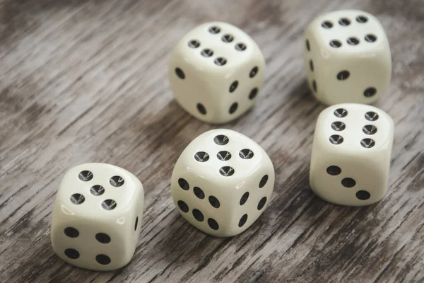 木制桌子上的骰子 运气和教育游戏的概念或赌场中的赌博 — 图库照片