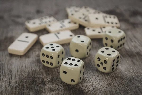 木桌上的骰子和多米诺骨牌赌场运气或大胜的概念 — 图库照片