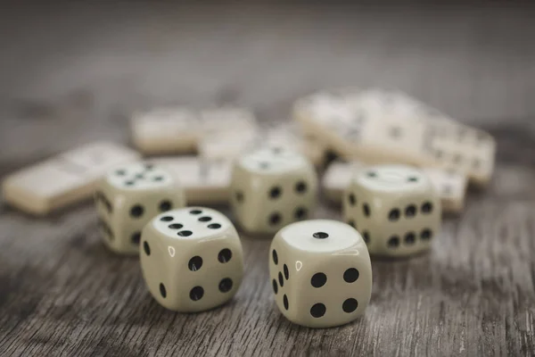 木桌上的骰子和多米诺骨牌赌场运气或大胜的概念 — 图库照片
