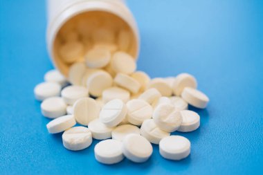 Yayılmış baş ağrısı hapları masaya yakın.