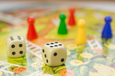 Tahta oyununda zar olan renkli oyun figürleri