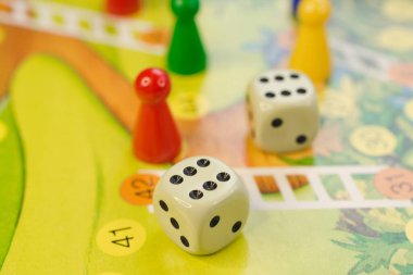 Tahta oyunu konsepti, harita oyununda iki zar kapatma