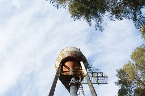 Stará Zrezivělá Vodní Věž Lese — Stock fotografie