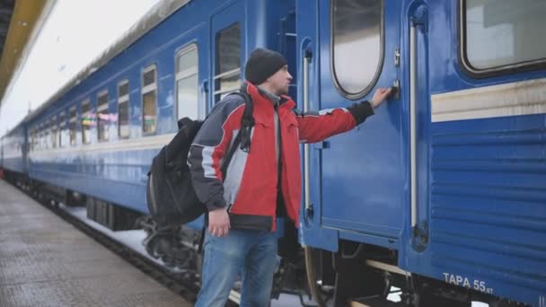 A male traveler tries to board a departing train in moscow — Stock Video