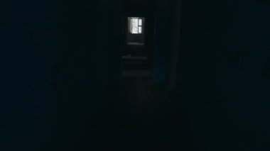 Terk edilmiş bir binada yürüyorum.